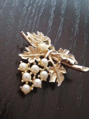 Emmons Frape Vintage Gold Tone Brooch With Pearls